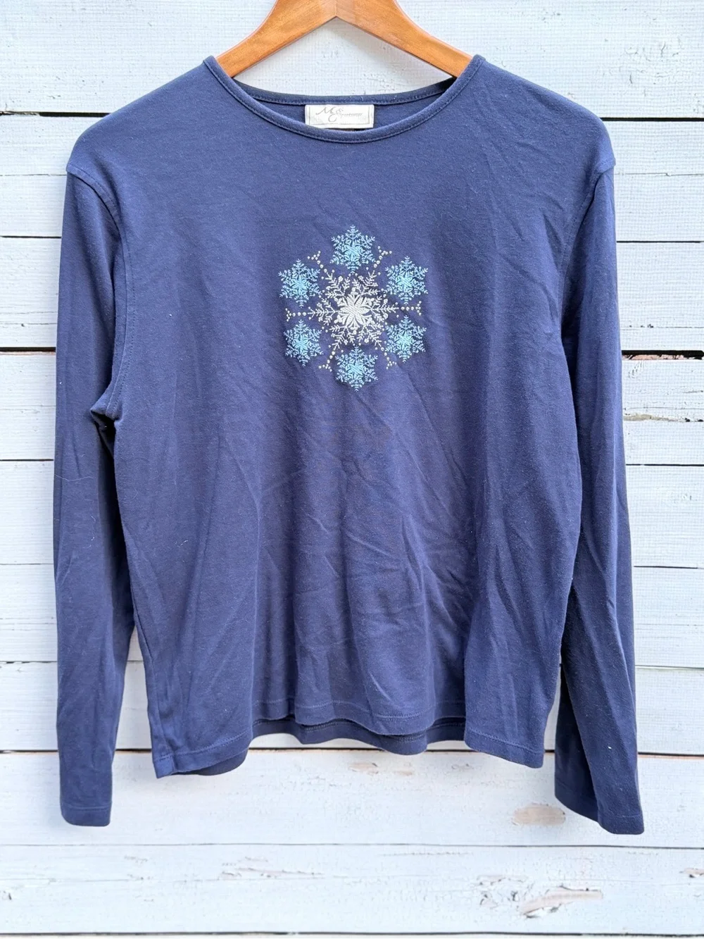 Women's Navy Long-Sleeve Snowflake Graphic Tee - Cozy Winter Top